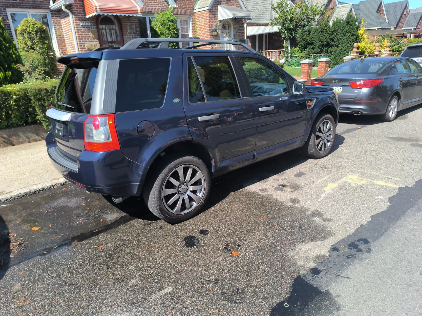 Blue Land Rover LR2 SUV - photo 4