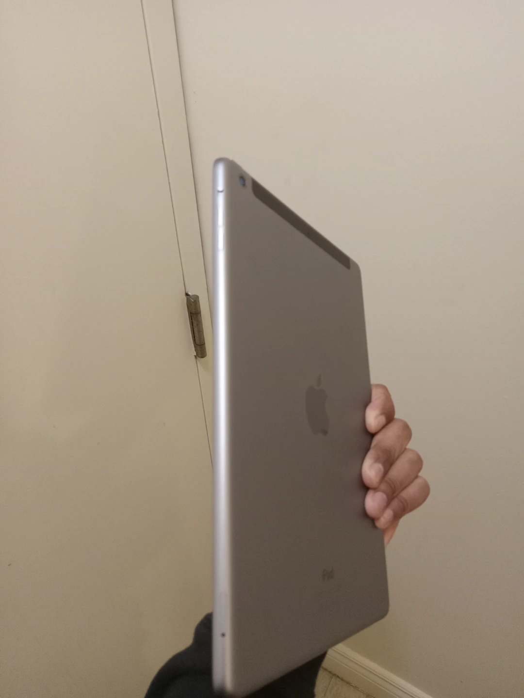 Ipad like new with Charger - photo 3