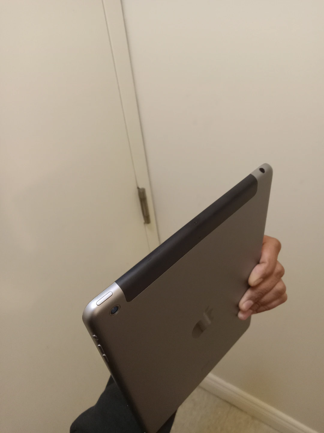Ipad like new with Charger - photo 4