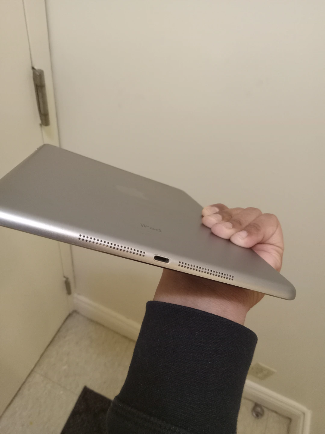 Ipad like new with Charger - photo 5