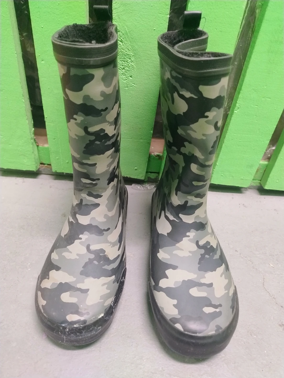 Kids Camo Rain Boots Size 5 Shark Soles with felt liner