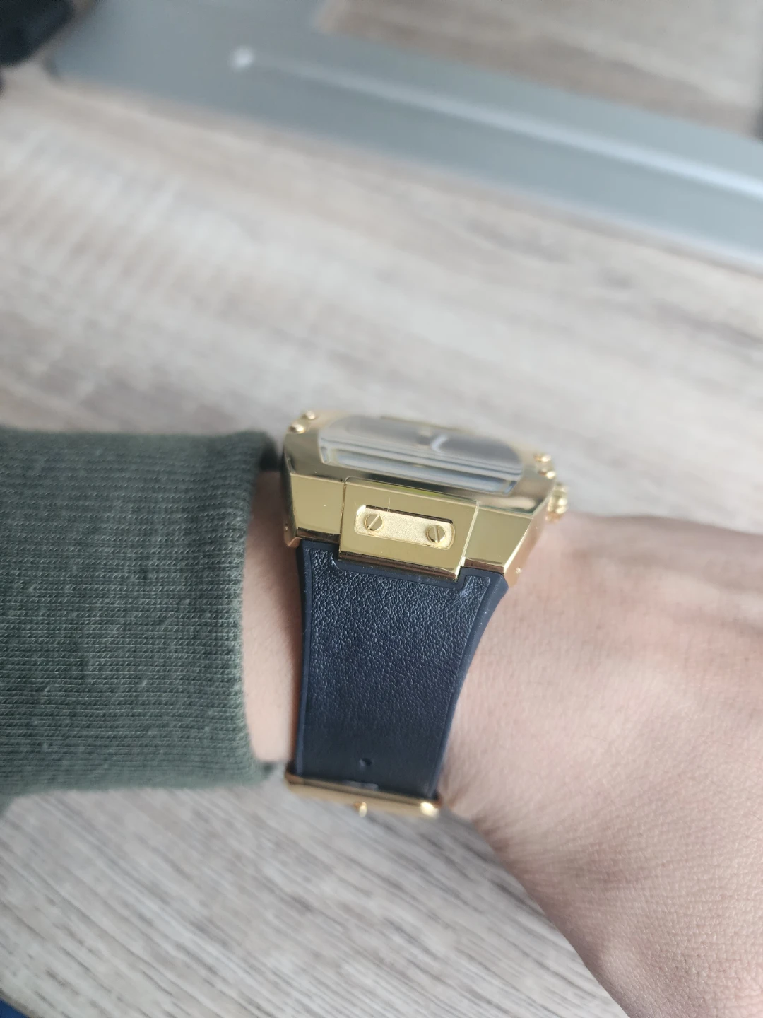 Guess Square dial gold and black watch - photo 4