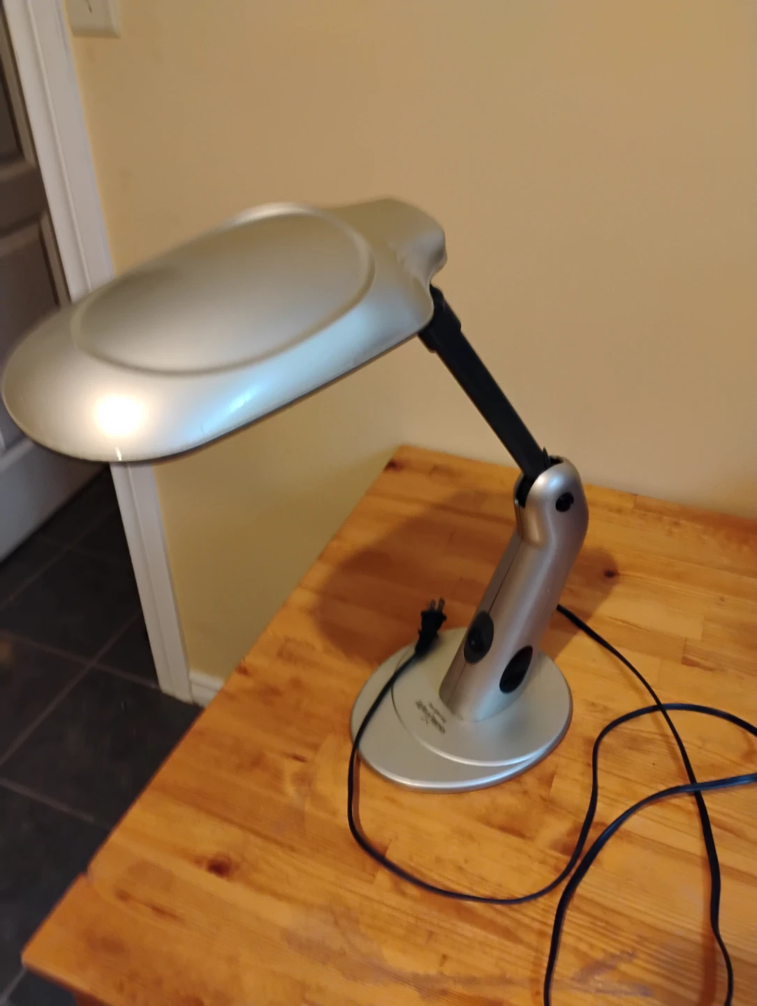 Daylight Magnifying desk Lamp