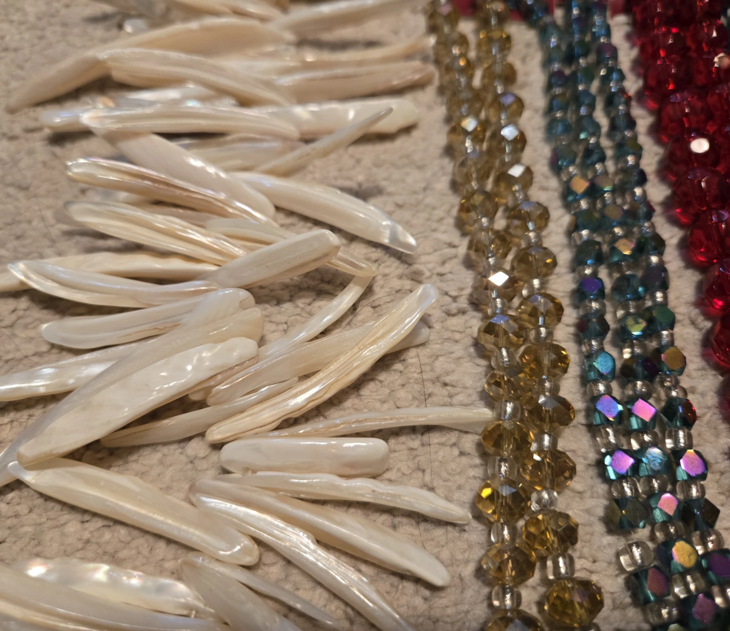 Lot of Assorted Bead Strands (Lot V) - photo 2