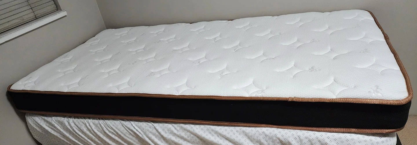 Like New Twin Mattress, 11-Inch Luxury Hybrid