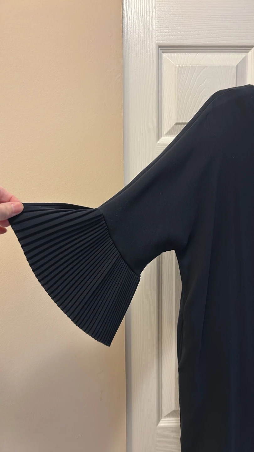 Elegant Black Shift Dress with Pleated Bell Sleeves - photo 2