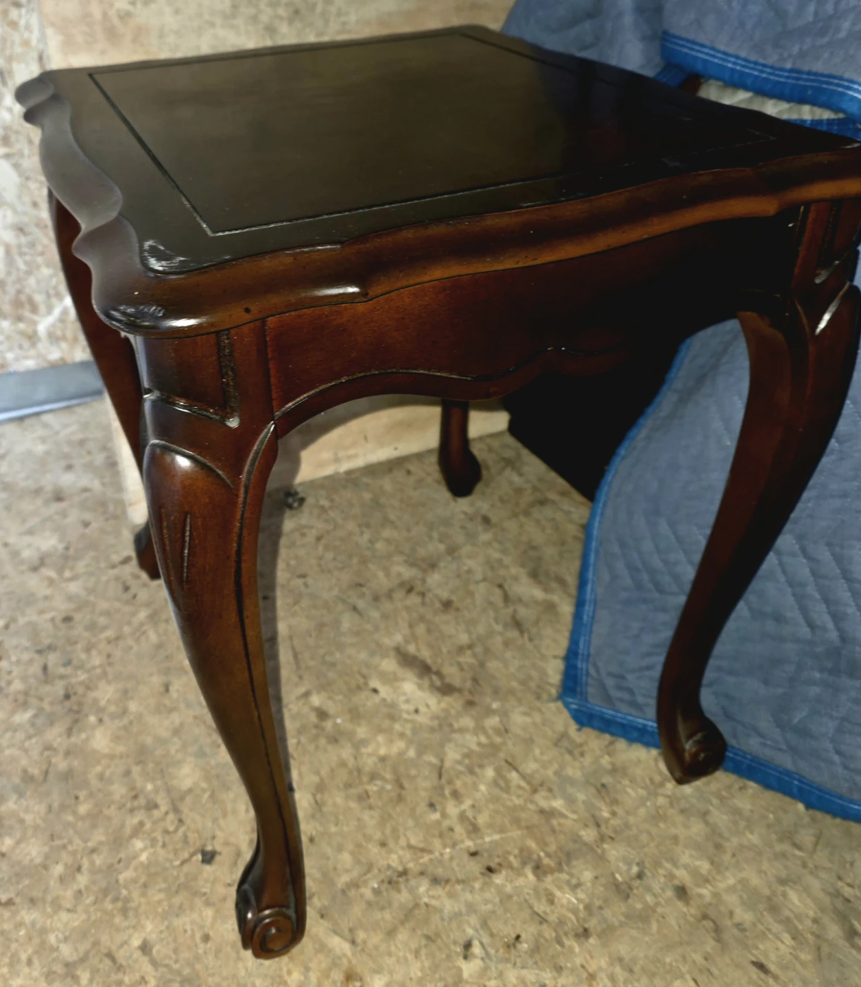 Antique-style Wooden End Table - photo 2