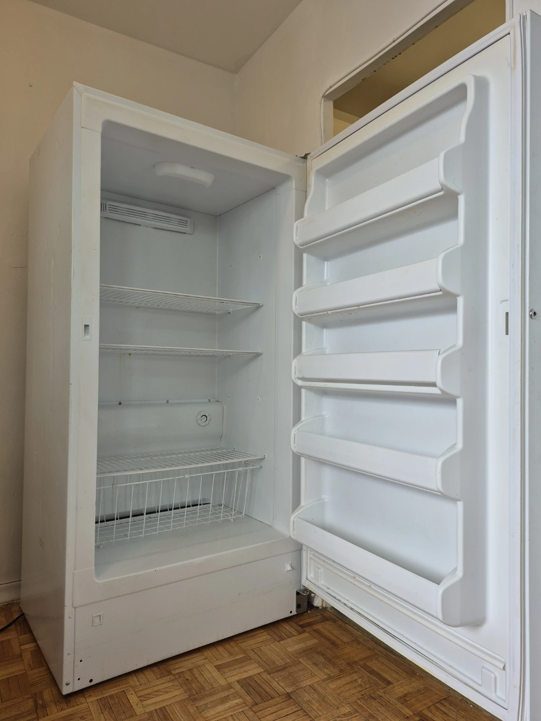 White Upright Freezer - photo 2