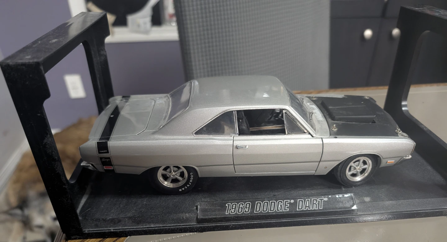 1969 Dodge Dart 1:18l diecast doors,hood,Trunk open, tires turn