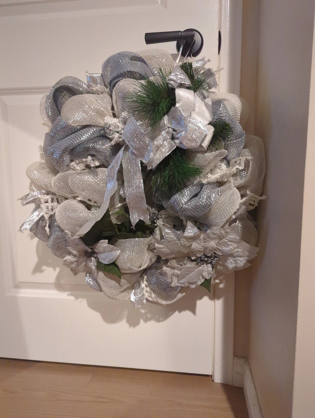 Silver & White Decorative Wreath - photo 2