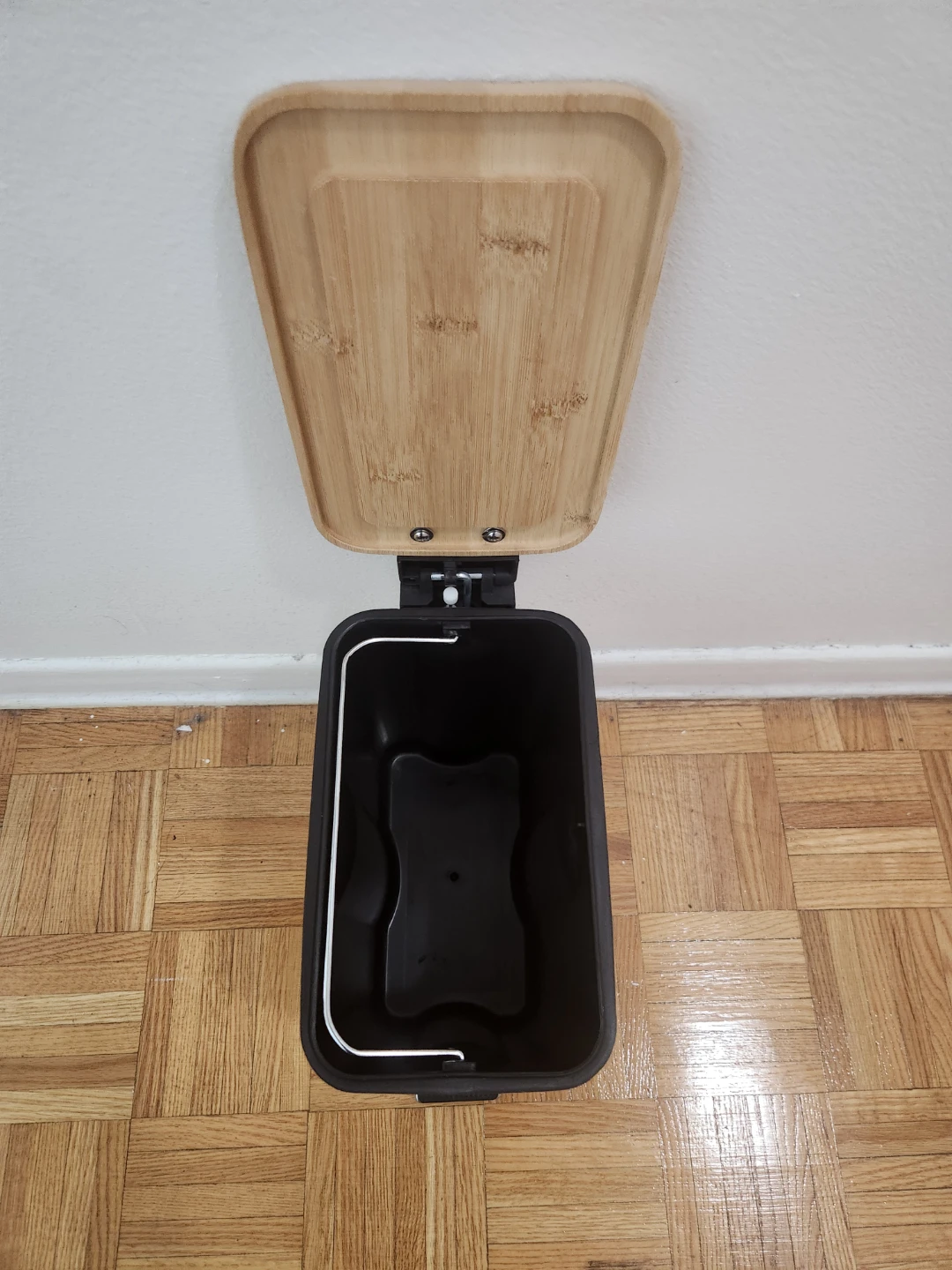 White Pedal Bin with Bamboo Lid - photo 2
