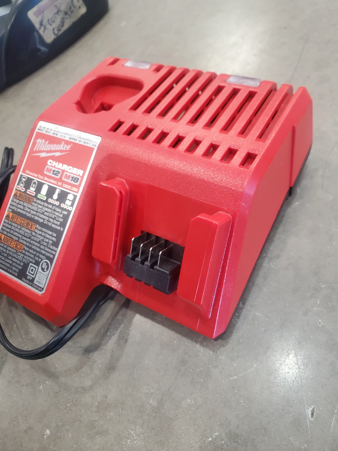 Milwaukee M12/M18 Battery Charger - photo 2