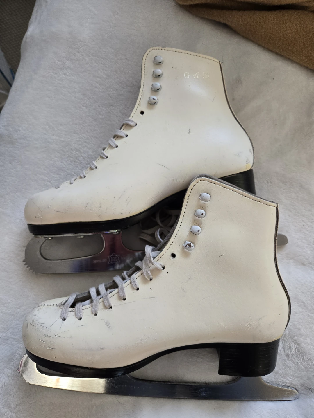 CCM white Leather Figure Skates - Size 5 - photo 2