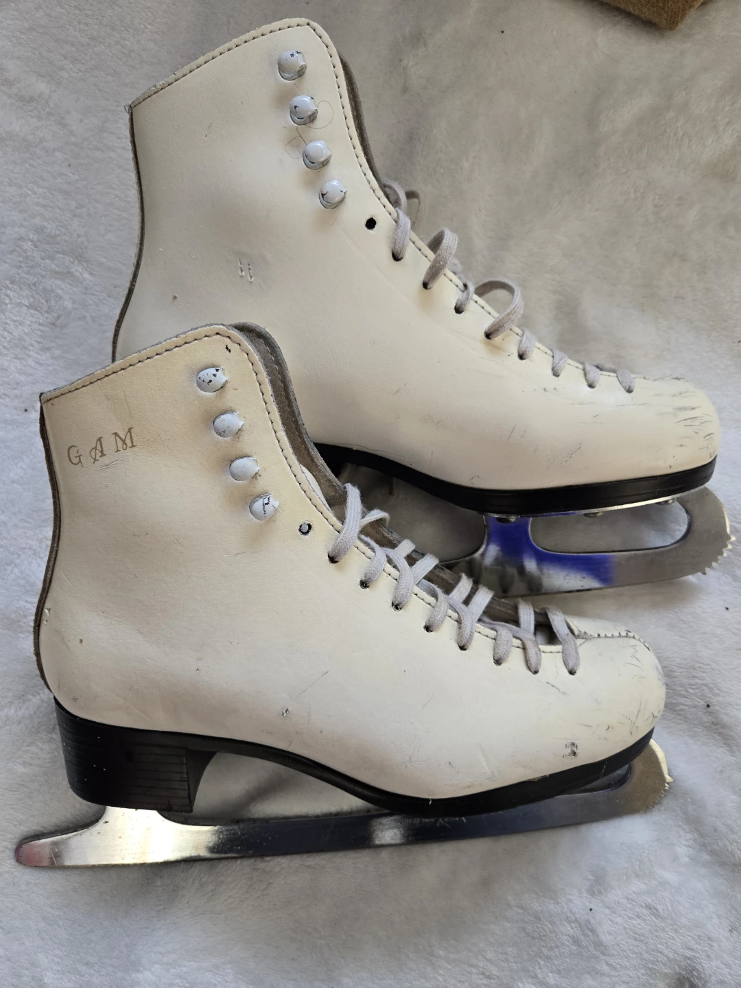 CCM white Leather Figure Skates - Size 5 - photo 3