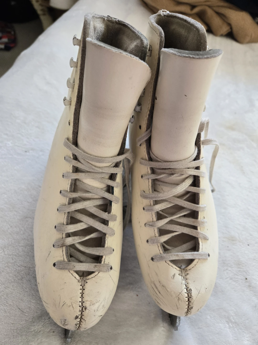 CCM white Leather Figure Skates - Size 5 - photo 4