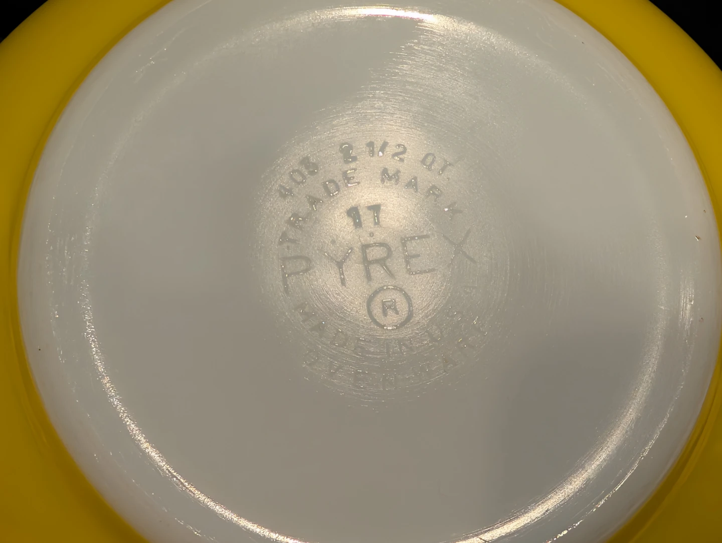 Vintage Pyrex 403 Mixing Bowl Yellow 2.5 Qt - photo 3