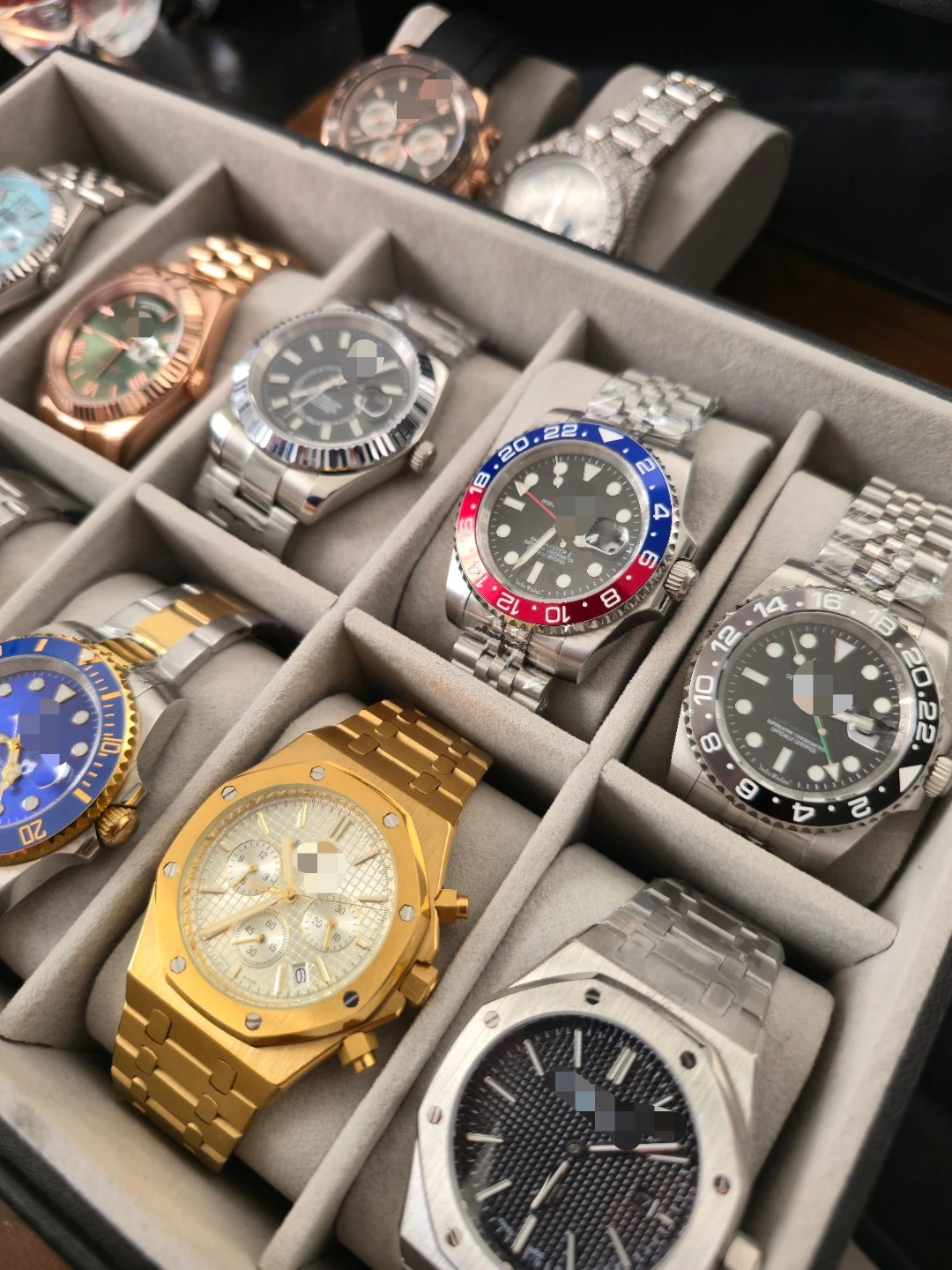 Mens luxury watch for sale W/ box and papers! - photo 2