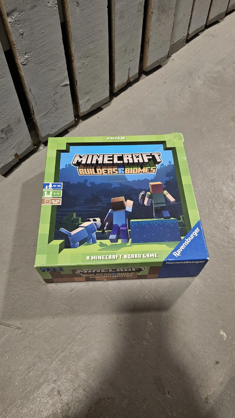 Minecraft Builders & Biomes Board Game Like New 🏆
