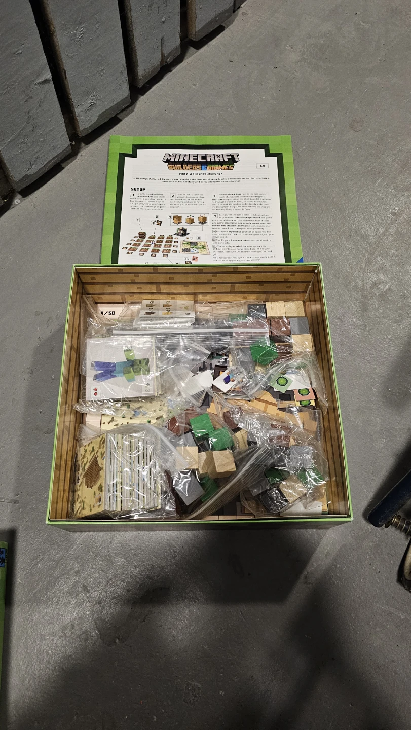 Minecraft Builders & Biomes Board Game Like New 🏆 - photo 3