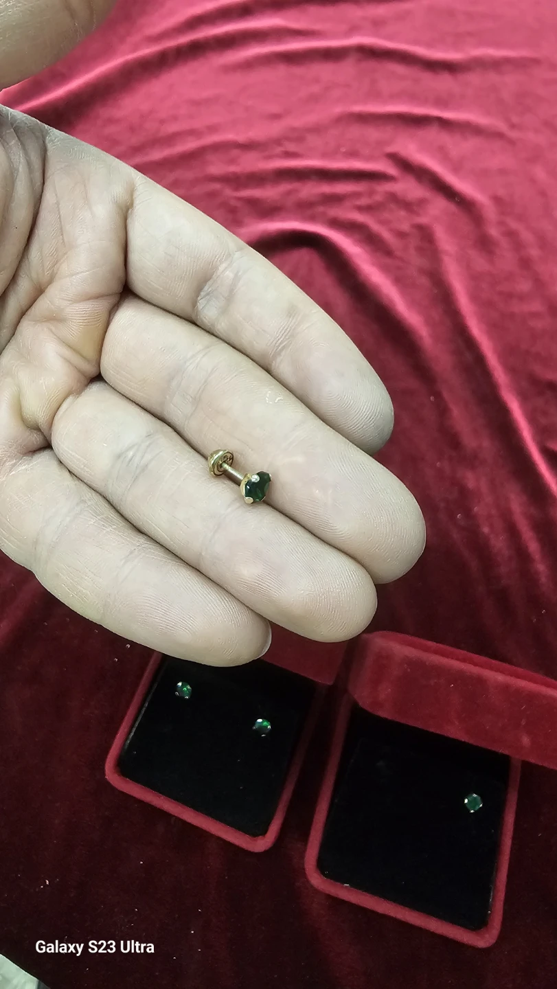 One  pairs 14-karat gold earrings with cubic zirconia stone - photo 2
