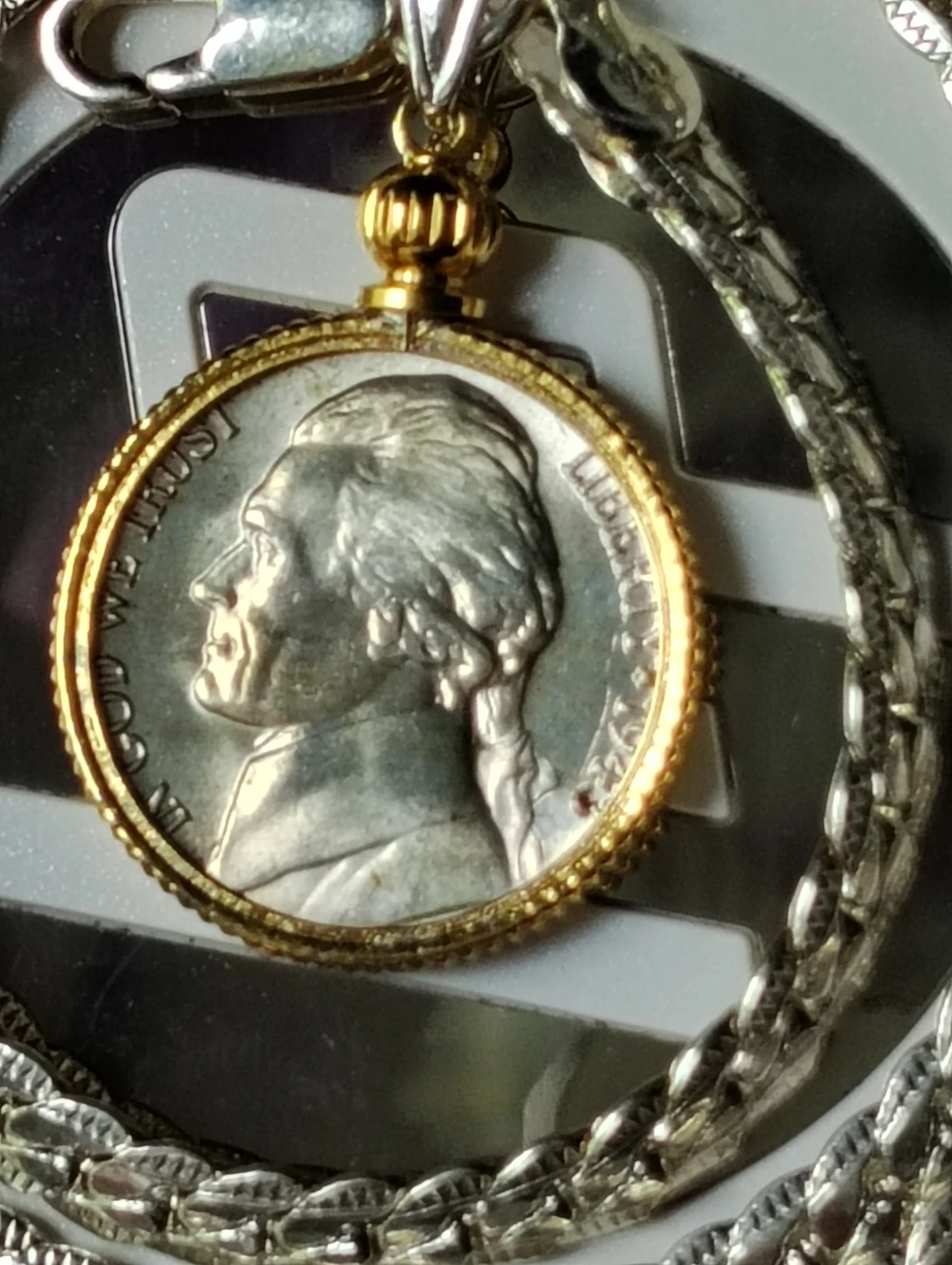 collar plateado con moneda 1943 silver Jeferson nickel.