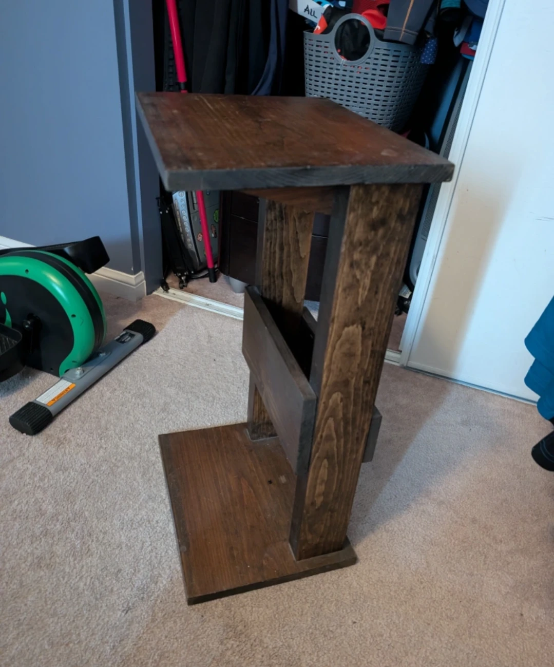 🧡 Brown Wooden Side Table with Magazine Rack