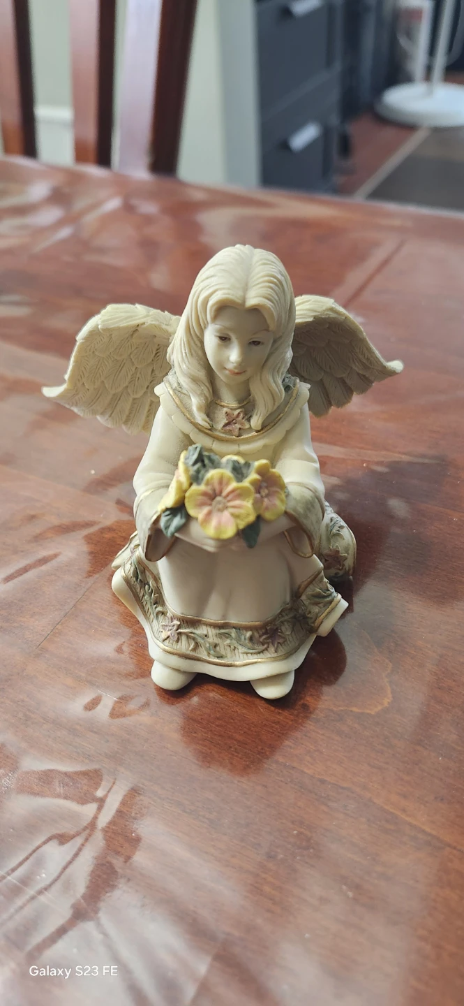 Angel Figurine with Flowers - photo 2