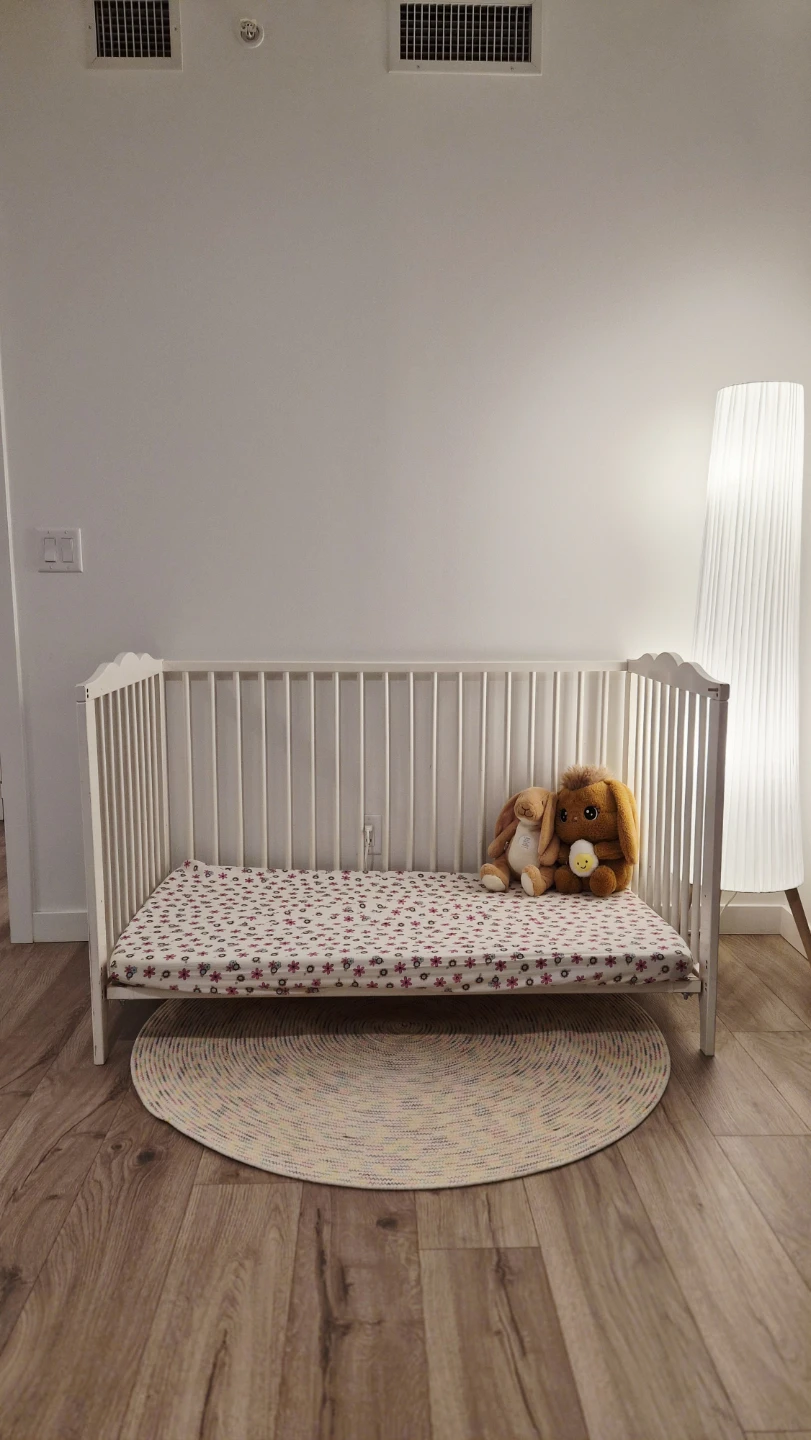Baby Crib / Toddler Bed + mattress – Excellent Condition