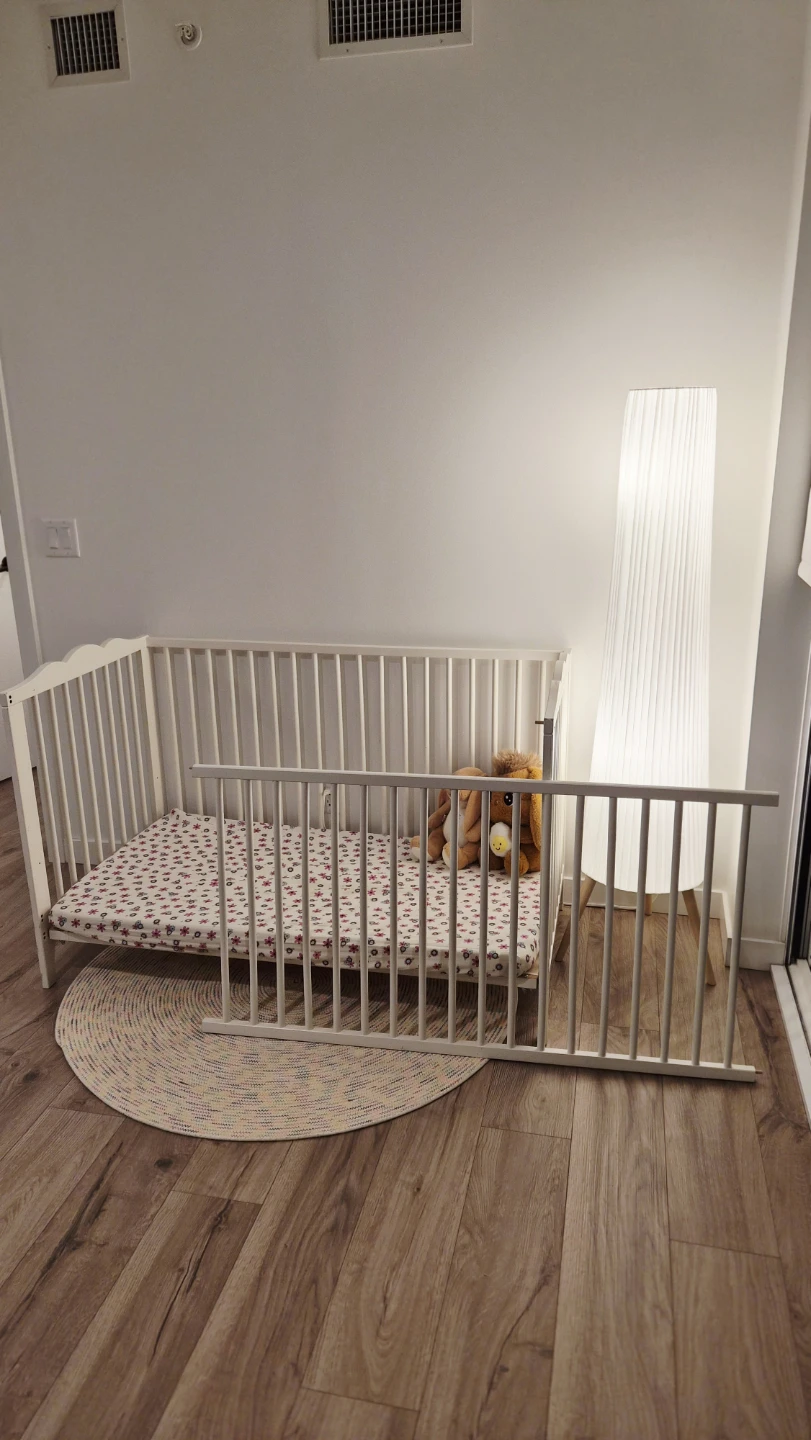 Baby Crib / Toddler Bed + mattress – Excellent Condition - photo 4