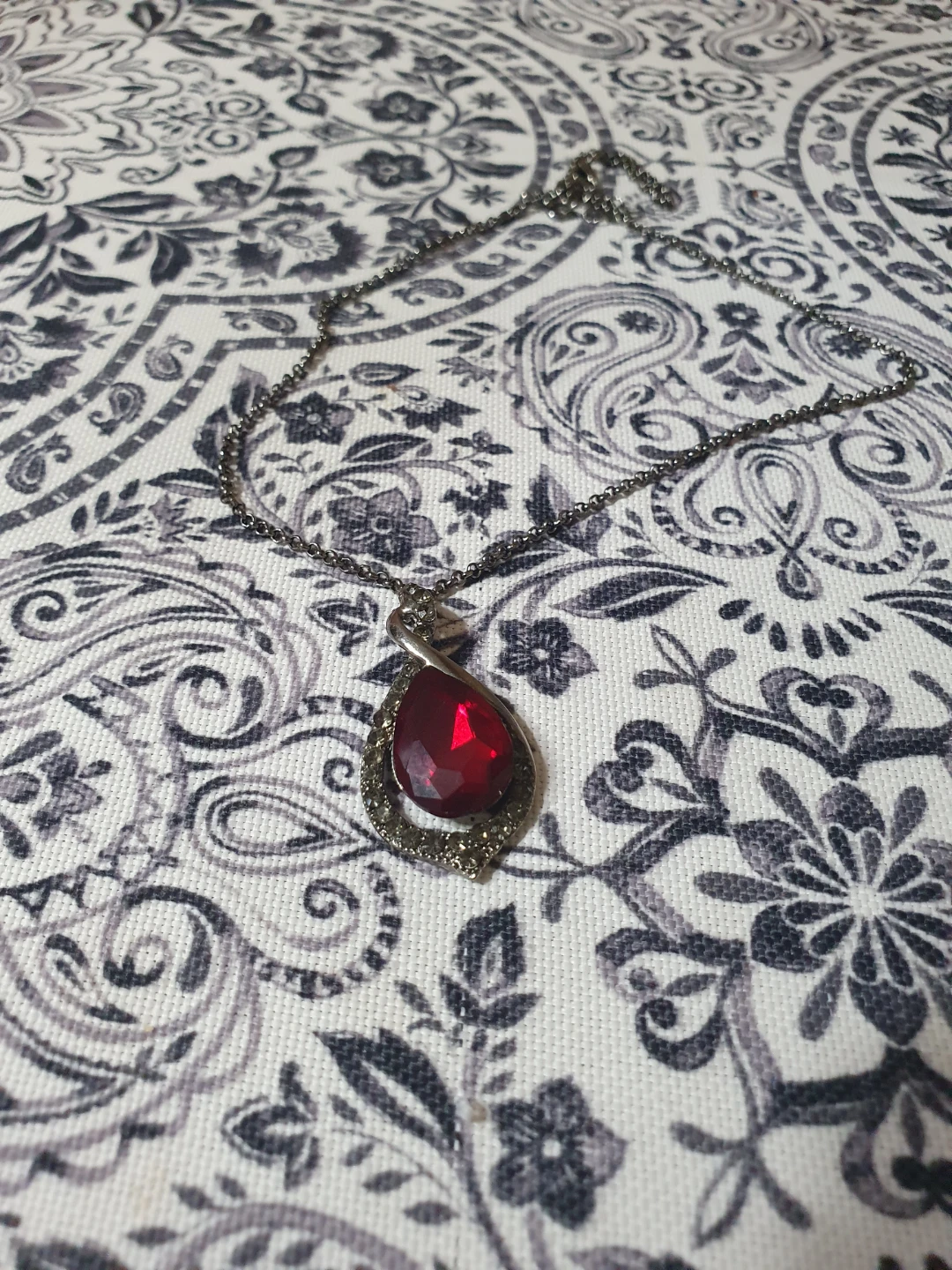 Red teardrop pendant necklace with grey chain - photo 3