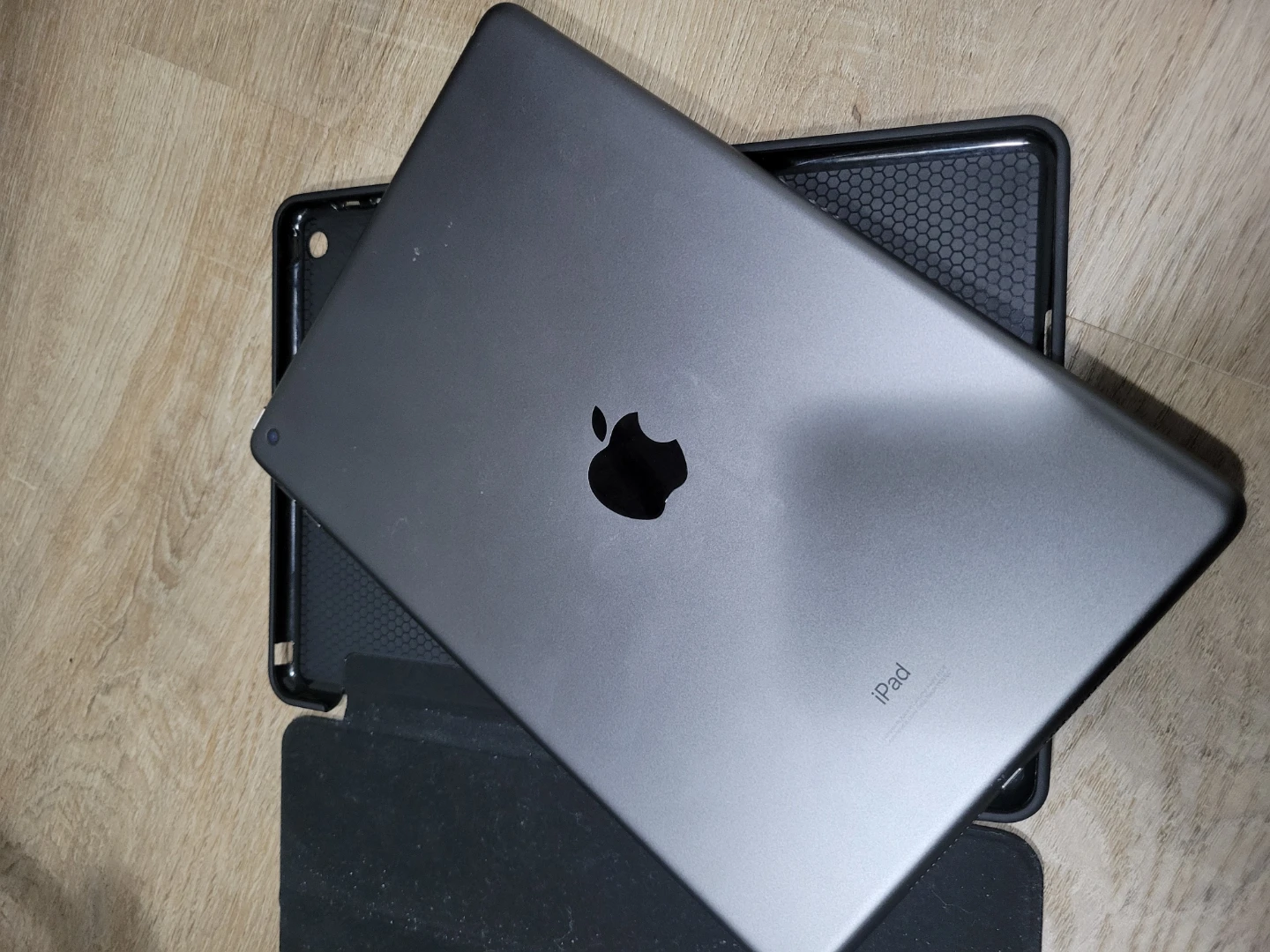 Apple iPad 8 No issues, latest iOS 26.2 with Case - photo 3