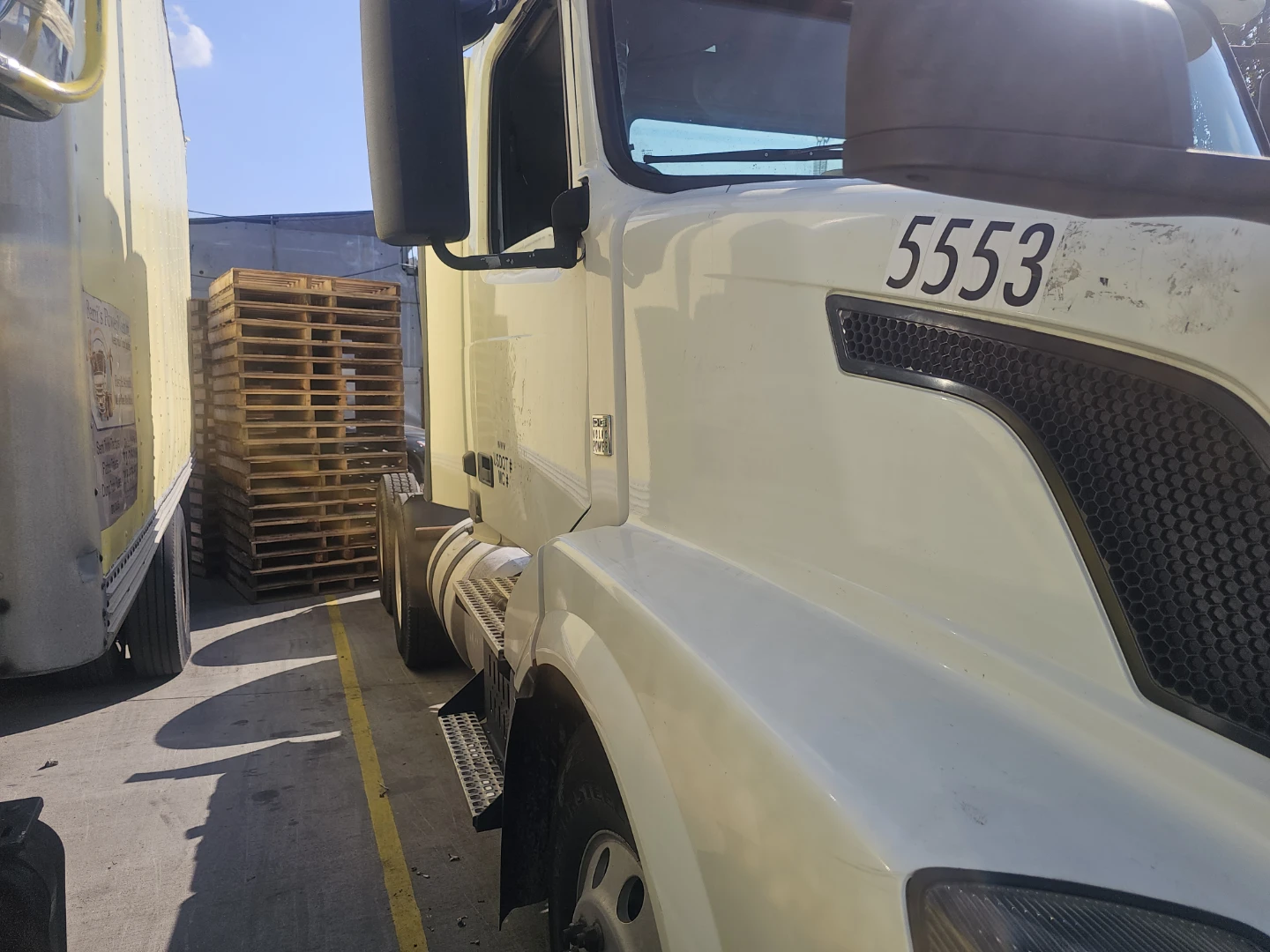 Semi truck - photo 2