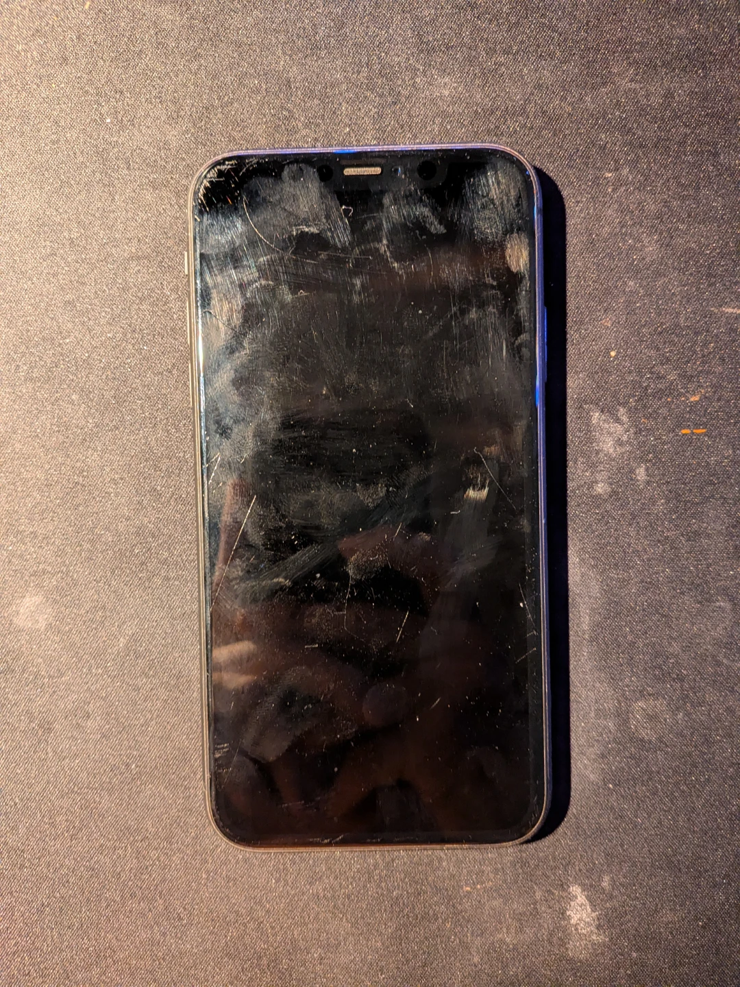 Used iPhone 11 - Cracked back - photo 3
