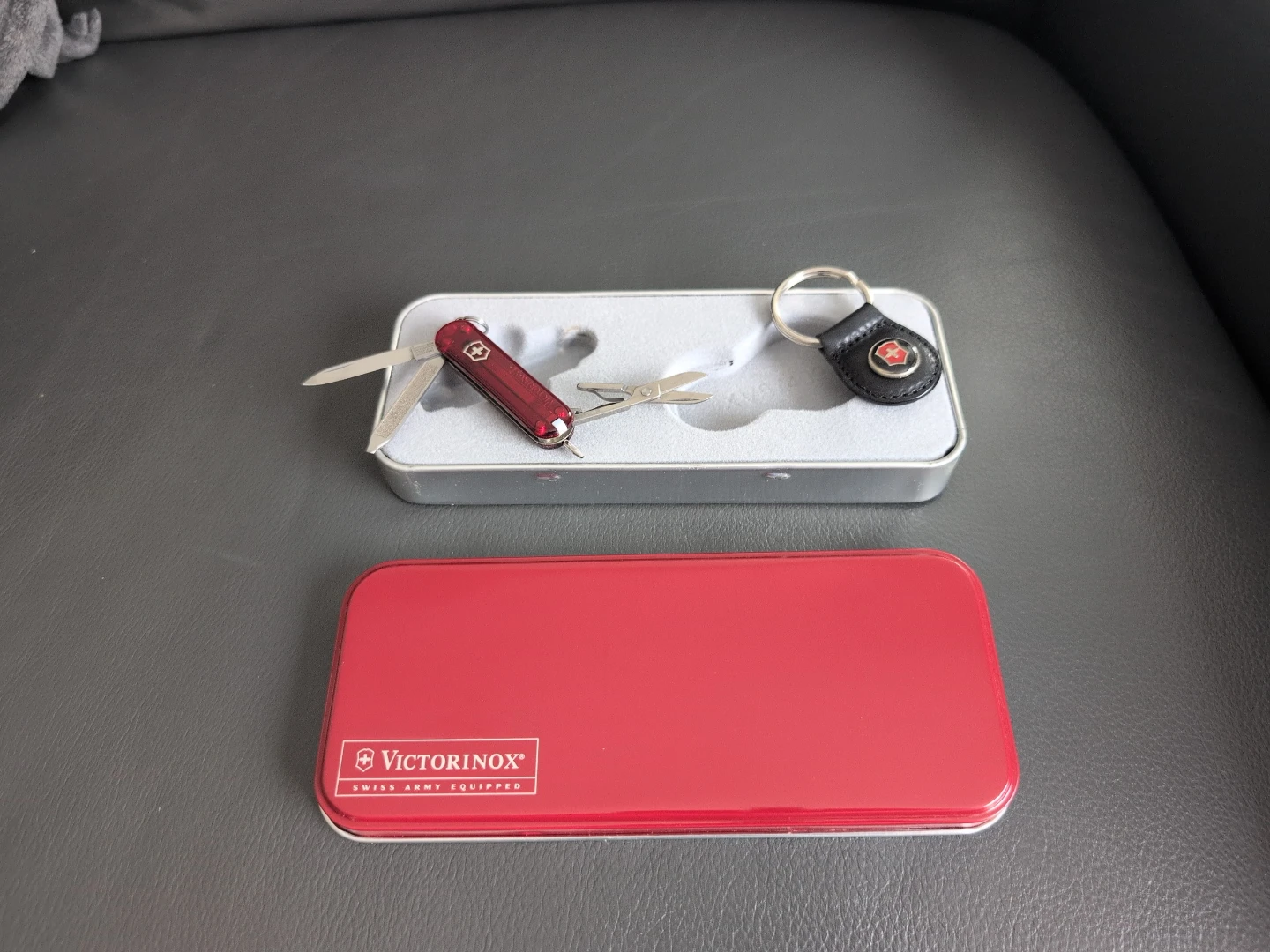Victorinox Swiss Army Knife (Compact) with Keychain & Box - photo 2
