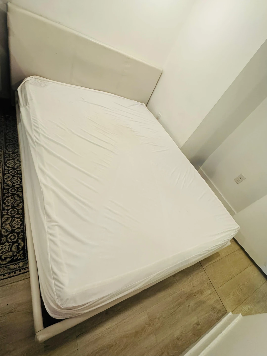 Queen White Bed Frame + Queen Mattress + Comforter + Bed sheets - photo 3