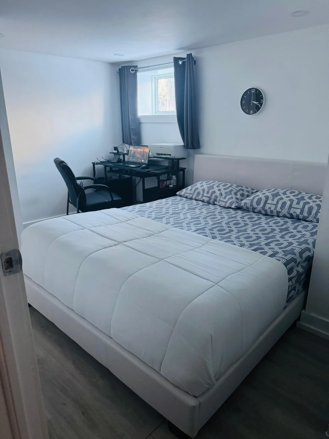 Queen White Bed Frame + Queen Mattress + Comforter + Bed sheets - photo 4