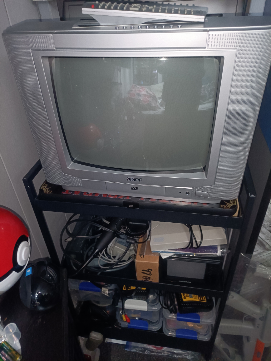 brand new 13 inch crt/dvd combo tv with ntsc/pal and svideoinput