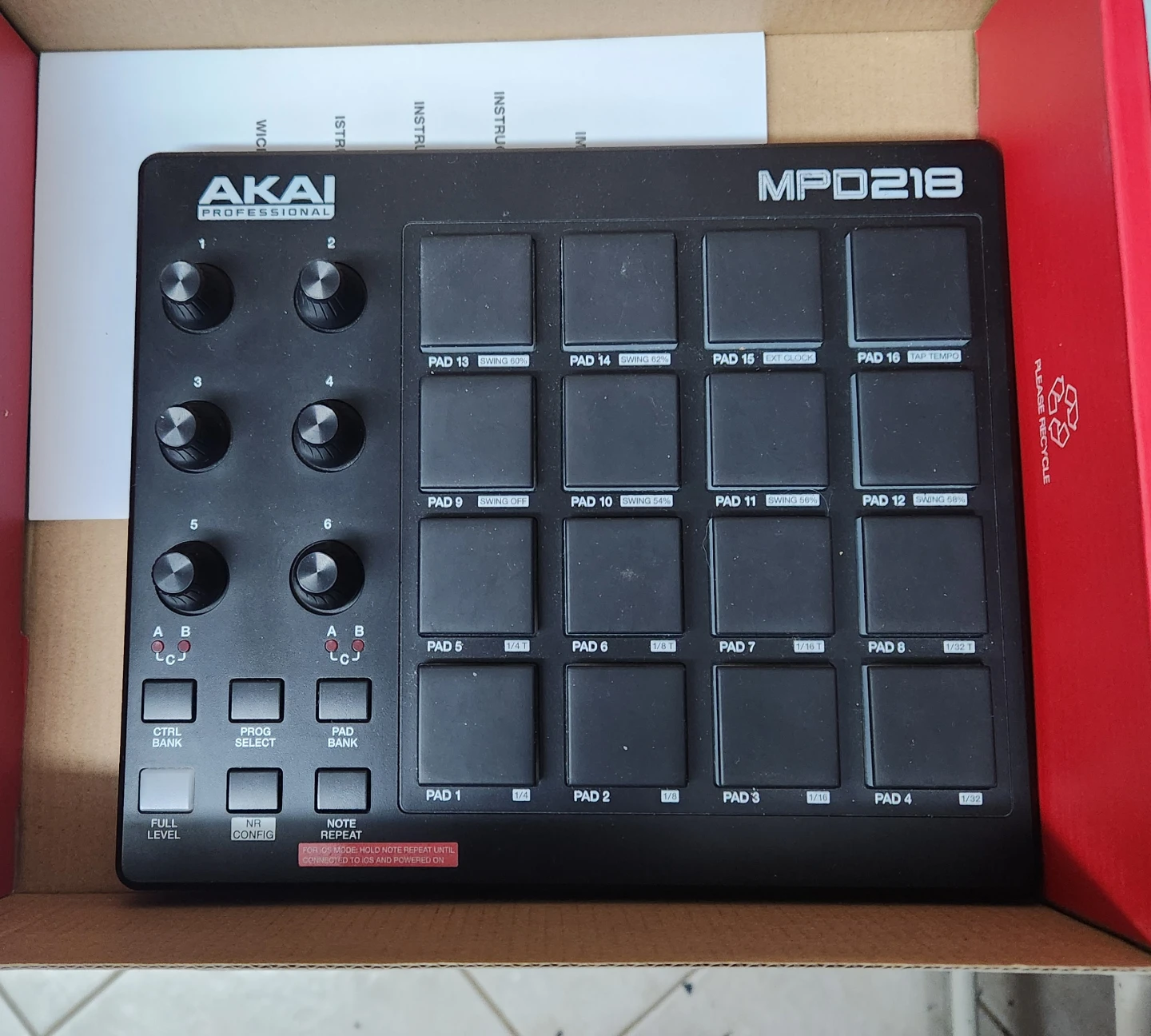 Akai MPD218 MIDI Pad Controller with 16 MPC Pads - photo 2