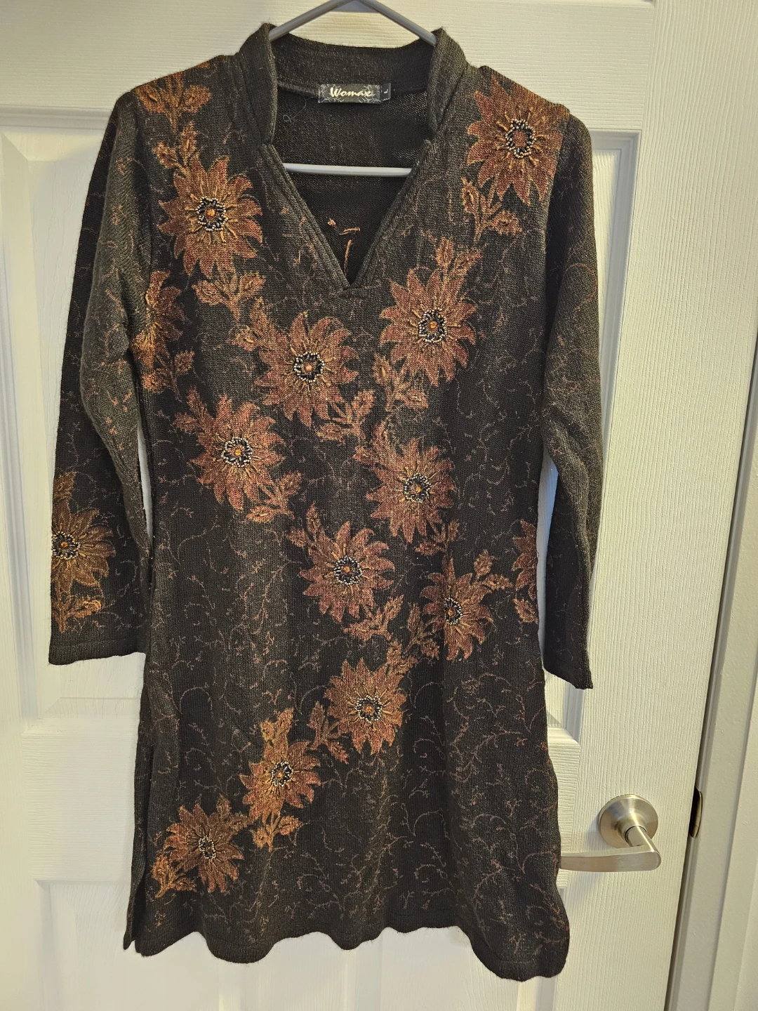 Woman's warm long-sleeve tunic with floral embroidery - photo 2