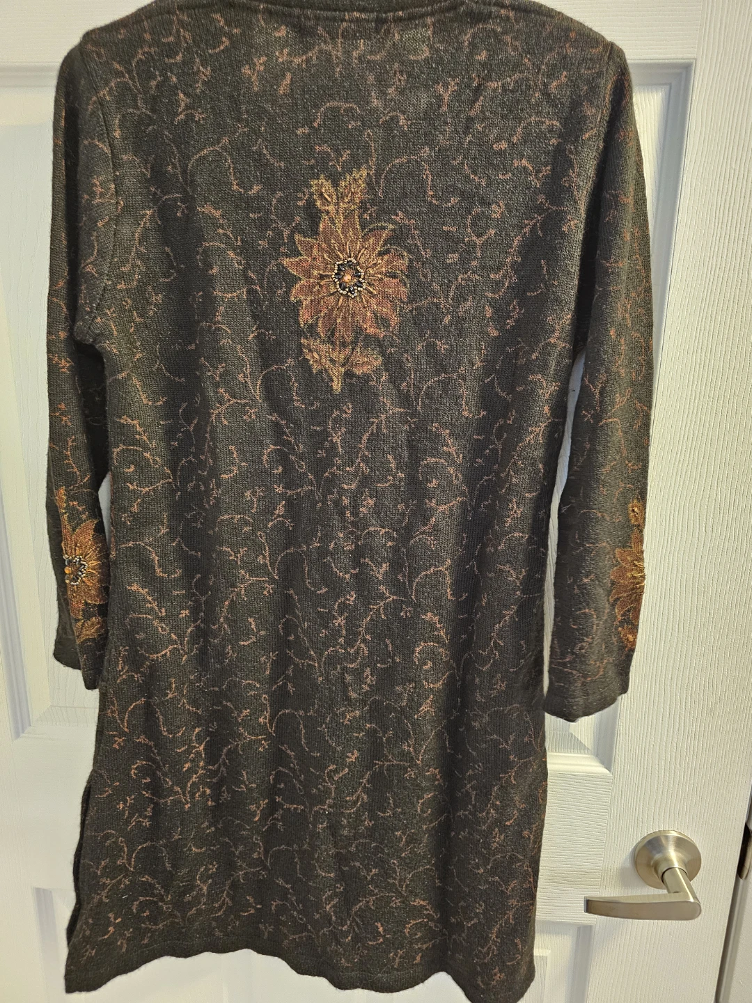 Woman's warm long-sleeve tunic with floral embroidery - photo 3