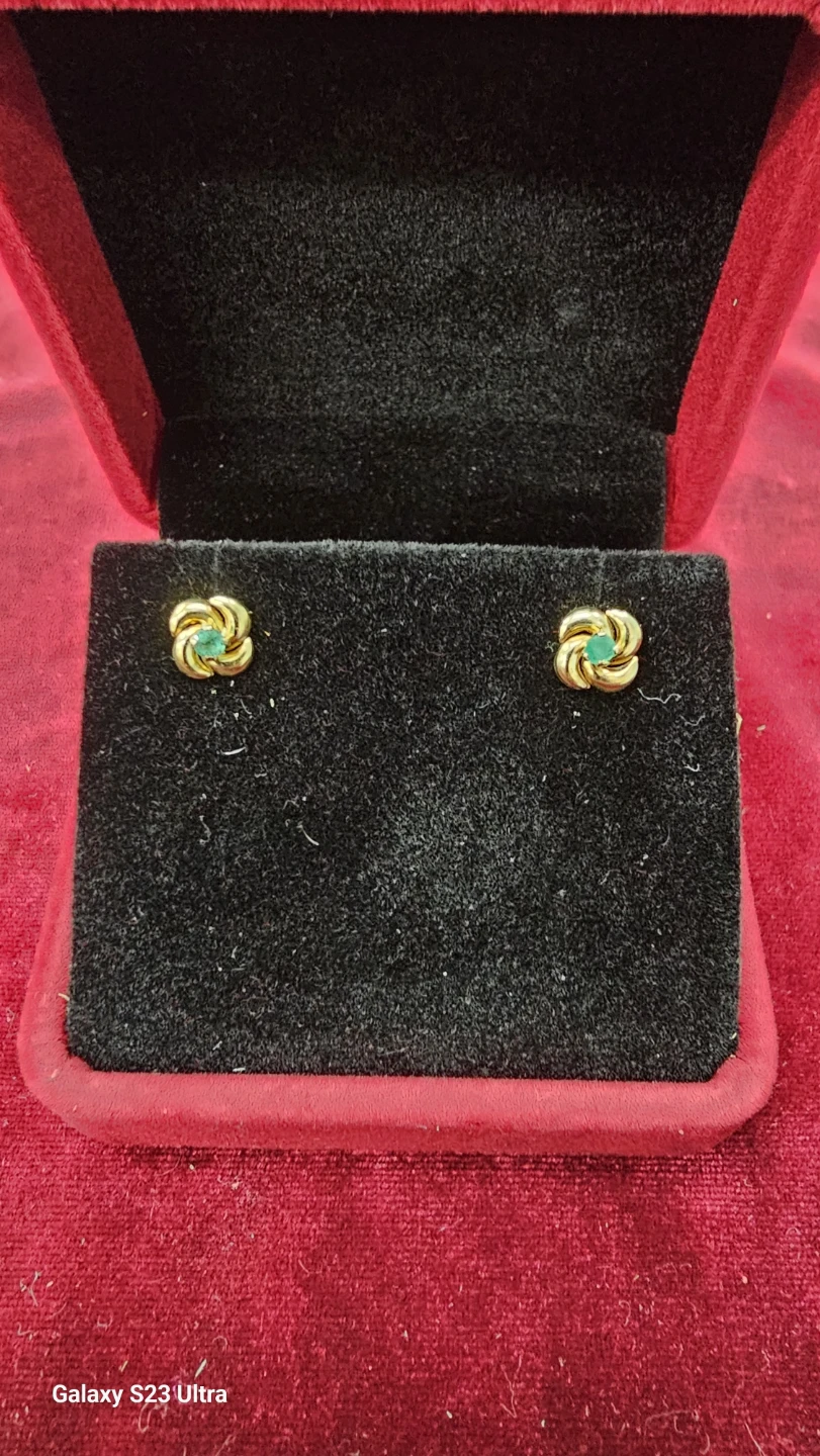 Gold14k Flower Stud Earrings with Emerald