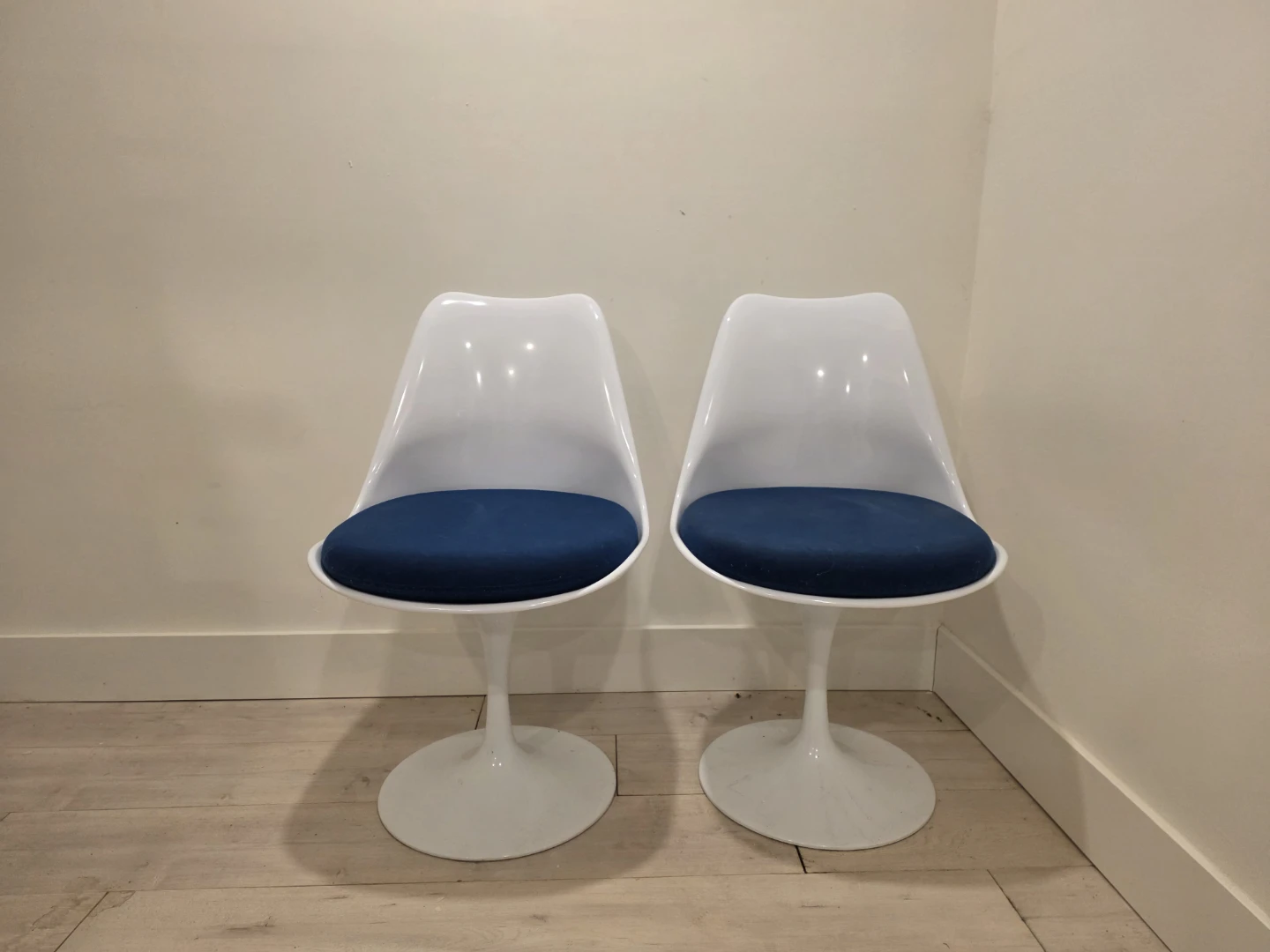 Set of 2 White Tulip Style Chairs with Blue Cushions
