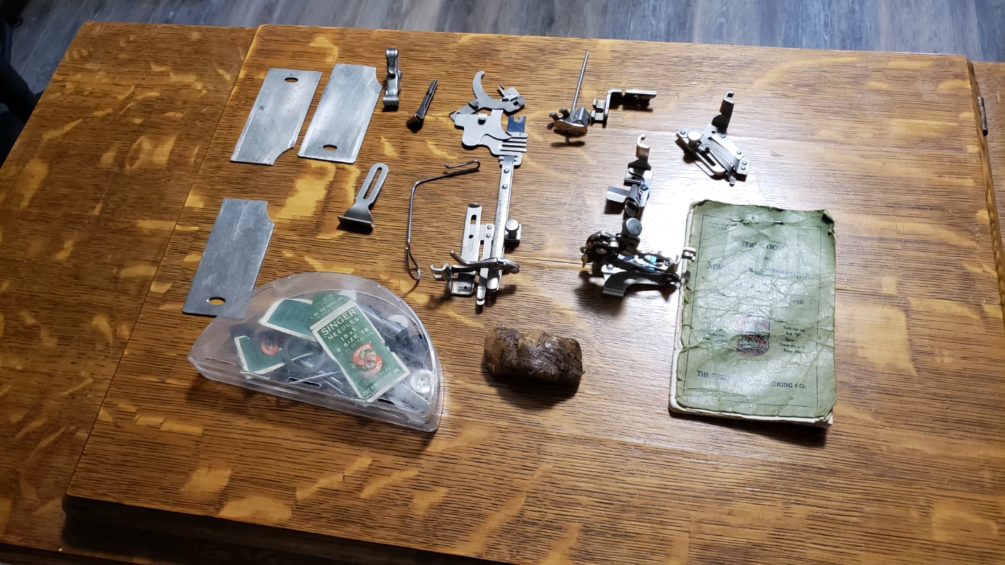 Antique Singer Sewing Machine & Cabinet - photo 2