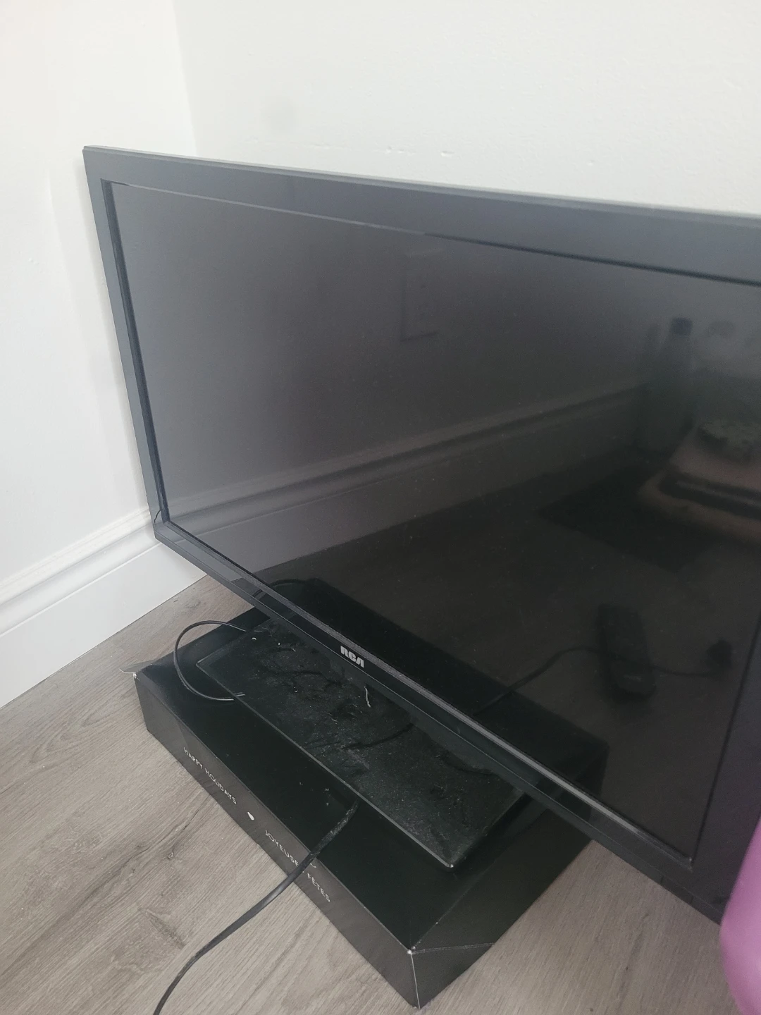 RCA 28" LED TV - photo 2