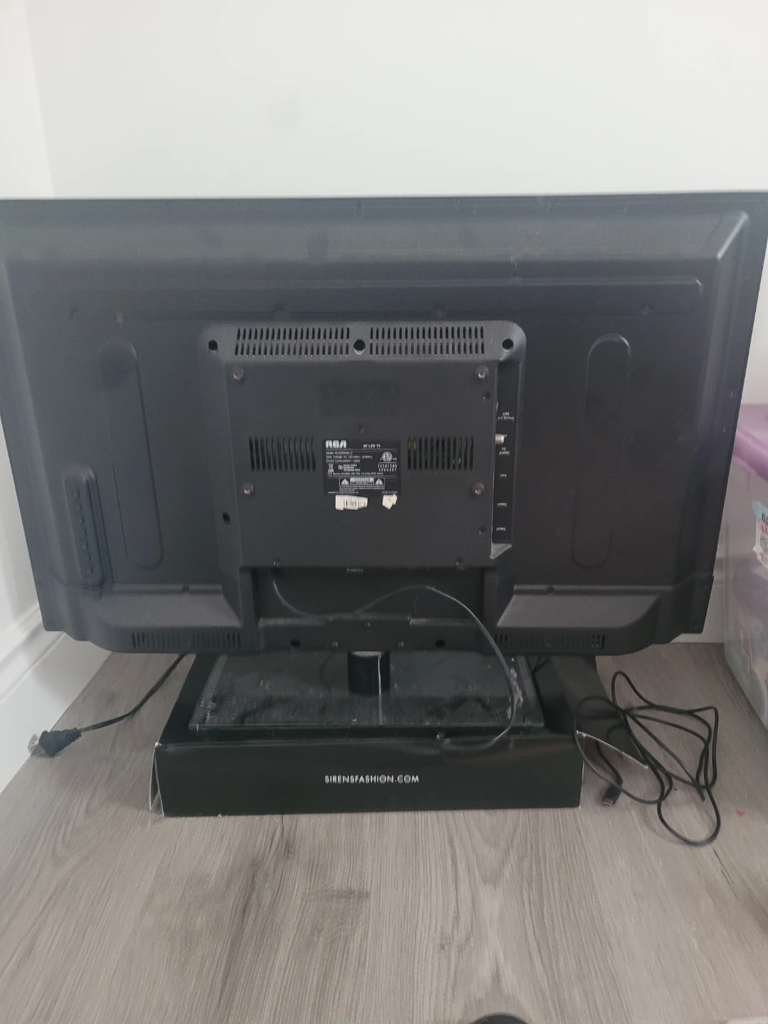 RCA 28" LED TV - photo 3