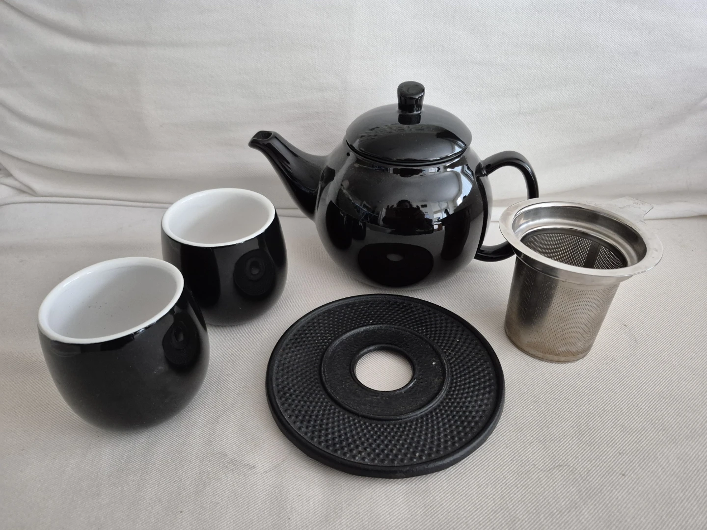 Black Teapot Set with 2 Cups and Infuser