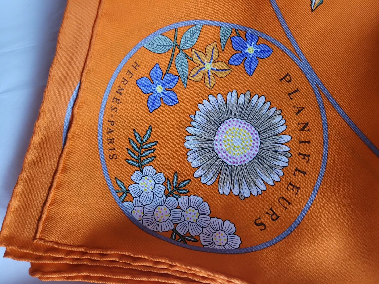 AUTHENTIC Hermès Paris Planifleurs Silk Scarf with Box - photo 2