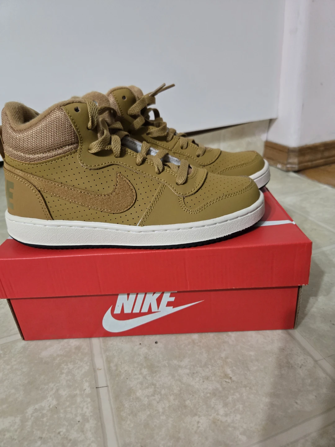 Nike Court Borough Mid Kids Size 4Y