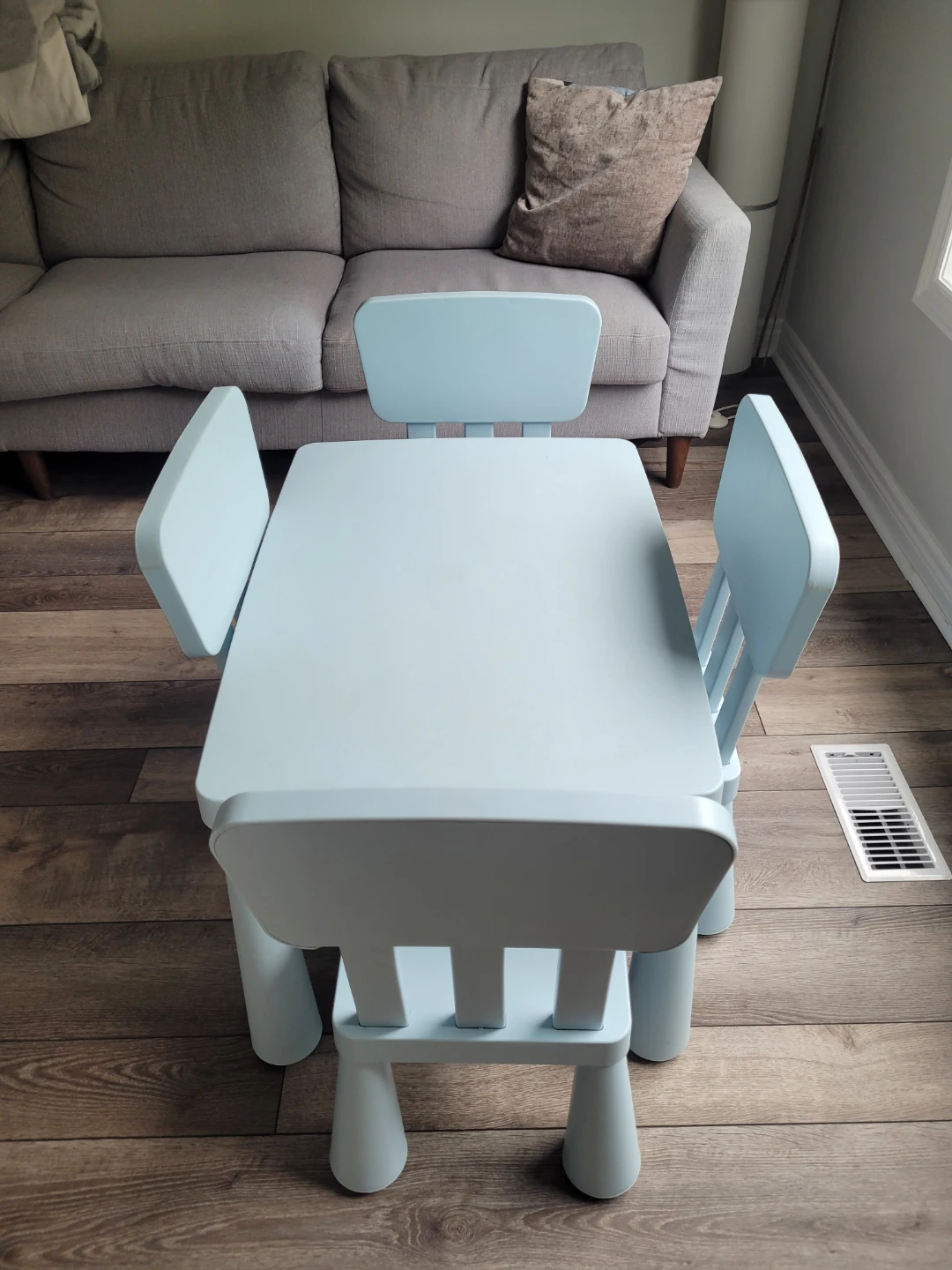 Kids table with 4 chairs