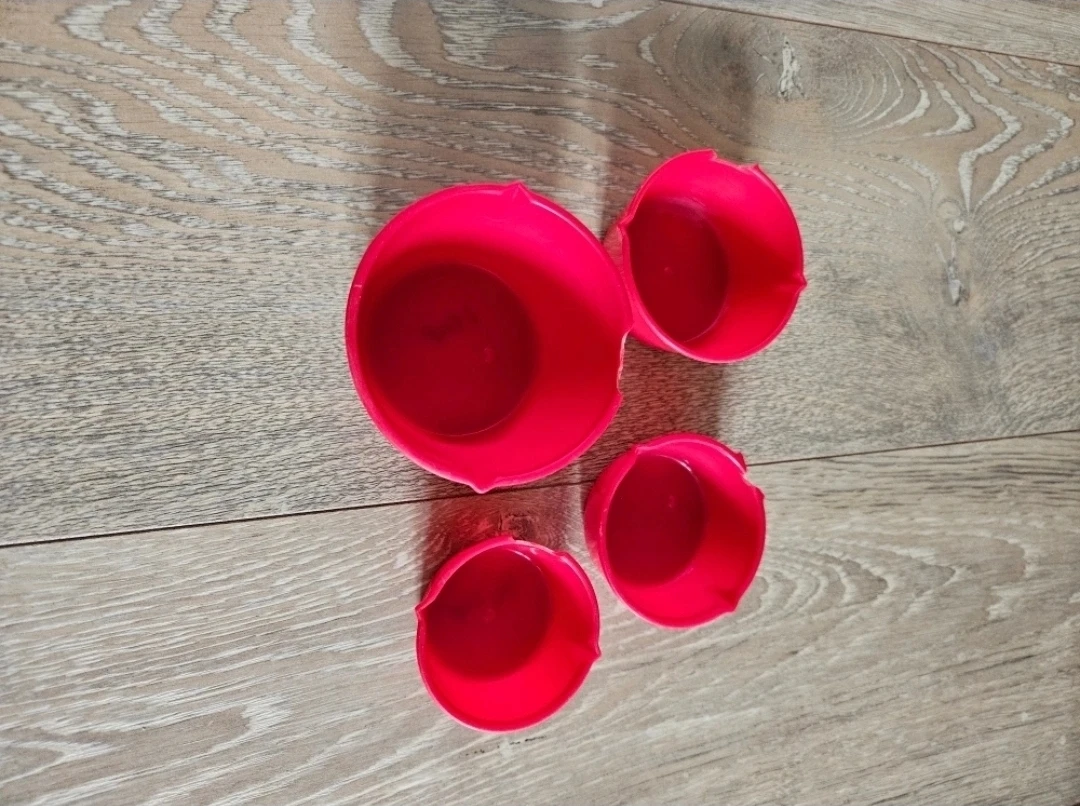 Set of 4 Red Plastic Measuring Cups